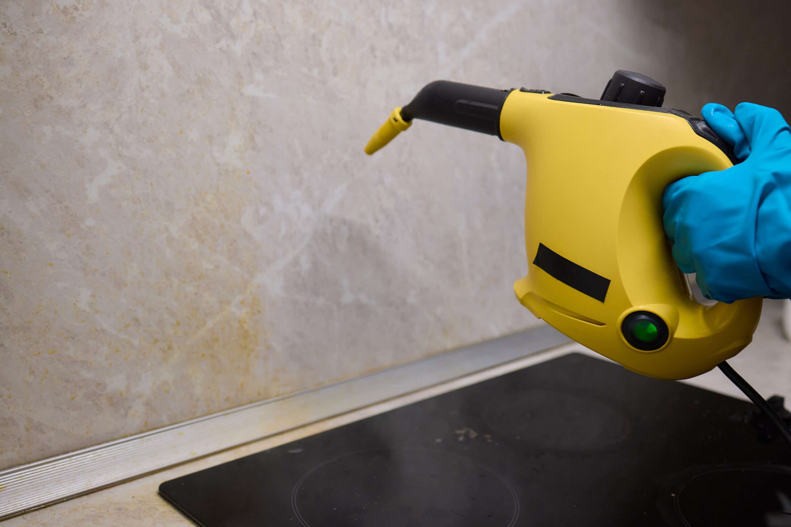 Stoomreiniger wordt gebruikt om wandtegels schoon te maken – effectief tegels reinigen in keuken of badkamer, verwijdert vuil en bacteriën, hygiënische schoonmaak met stoom voor tegelonderhoud.