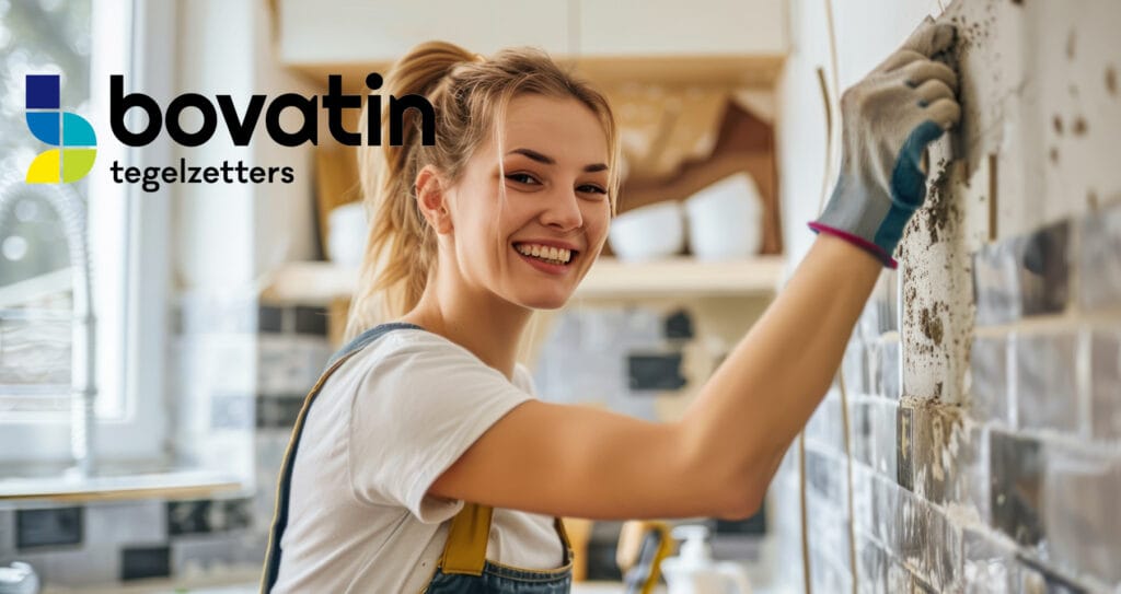 Vrouwelijke tegelzetter aan het werk in een keuken, lachend terwijl ze tegels plaatst, met Bovatin tegelzetters logo op de voorgrond.