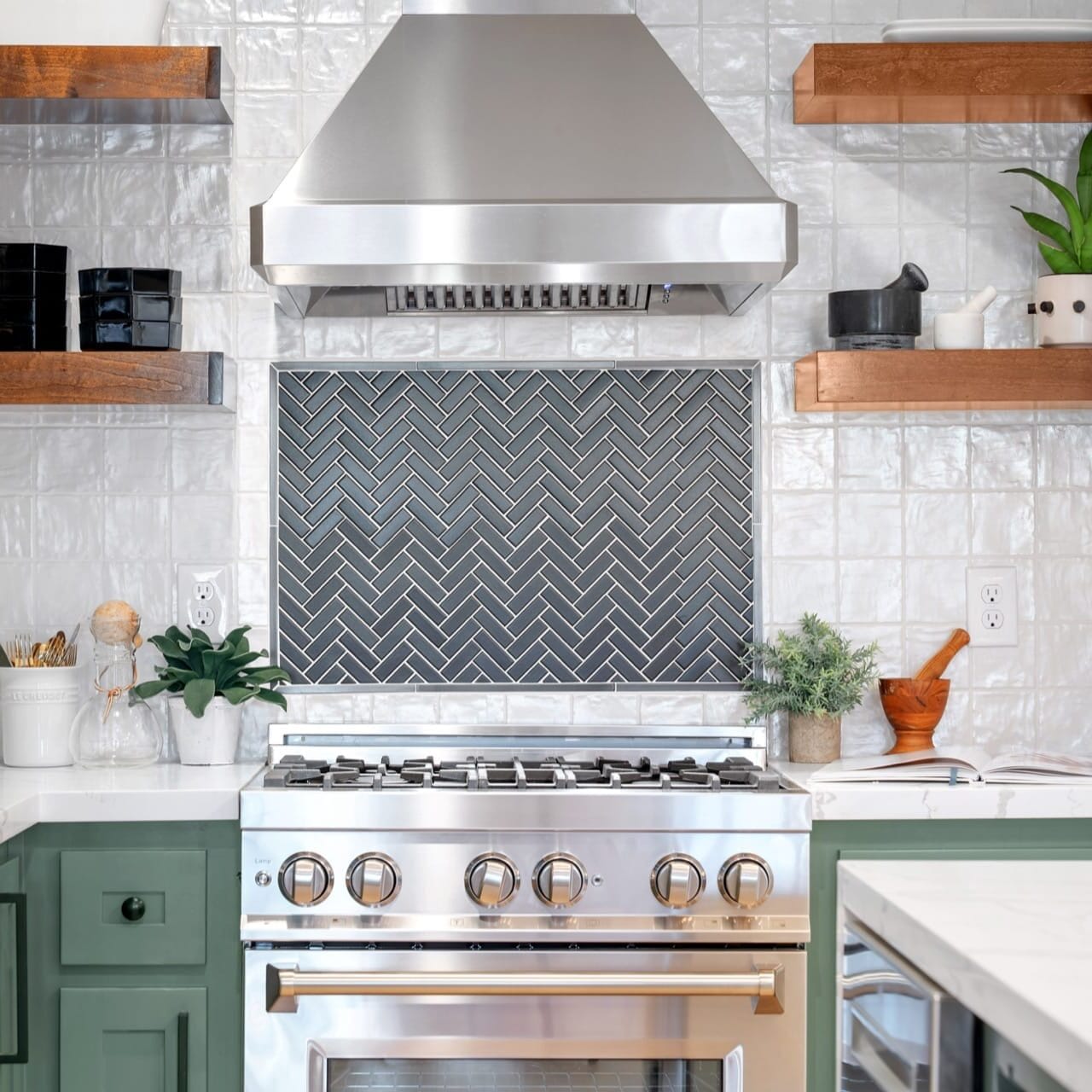 Keuken met visgraat keuken tegels als achterwand boven het fornuis, gecombineerd met glanzende witte wandtegels en groene keukenkastjes. Perfect als moderne en stijlvolle keukenwandtegels.